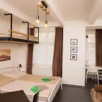 Flying Bed Close To Castle And Airport براغ