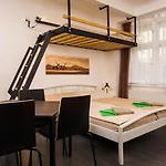 Flying Bed Close To Castle And Airport شقة براغ