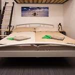 Flying Bed Close To Castle And Airport براغ
