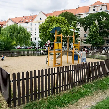Flying Bed Close To Castle And Airport Prága