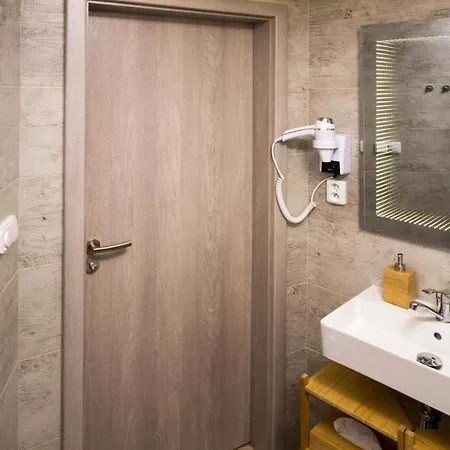 Apartment Flying Bed Apartment Close To Prague Castle And Airport *