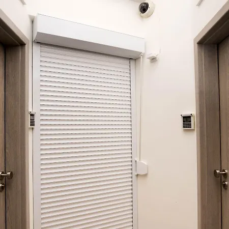 Flying Bed Apartment Close To Prague Castle And Airport Прага