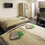 Flying Bed Close To Castle And Airport アパート プラハ