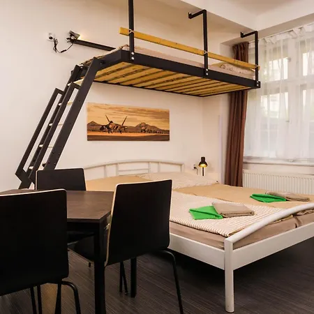 Flying Bed Close To Castle And Airport 아파트 프라하